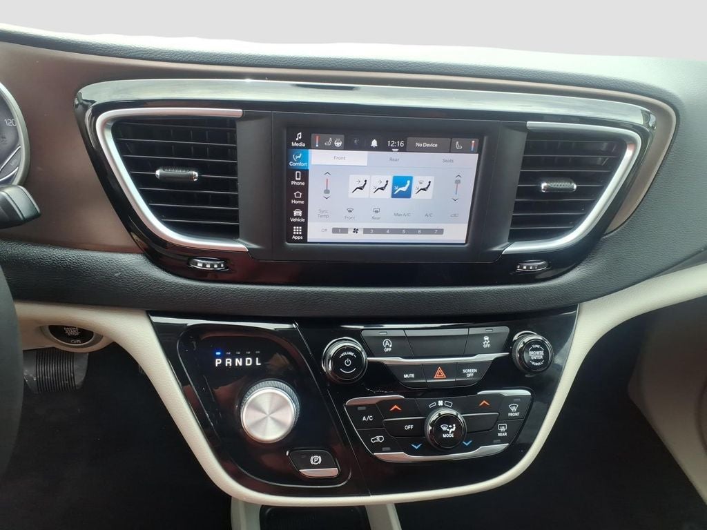 2022 Chrysler Voyager LX