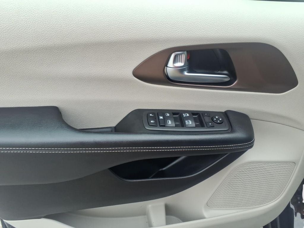 2022 Chrysler Voyager LX