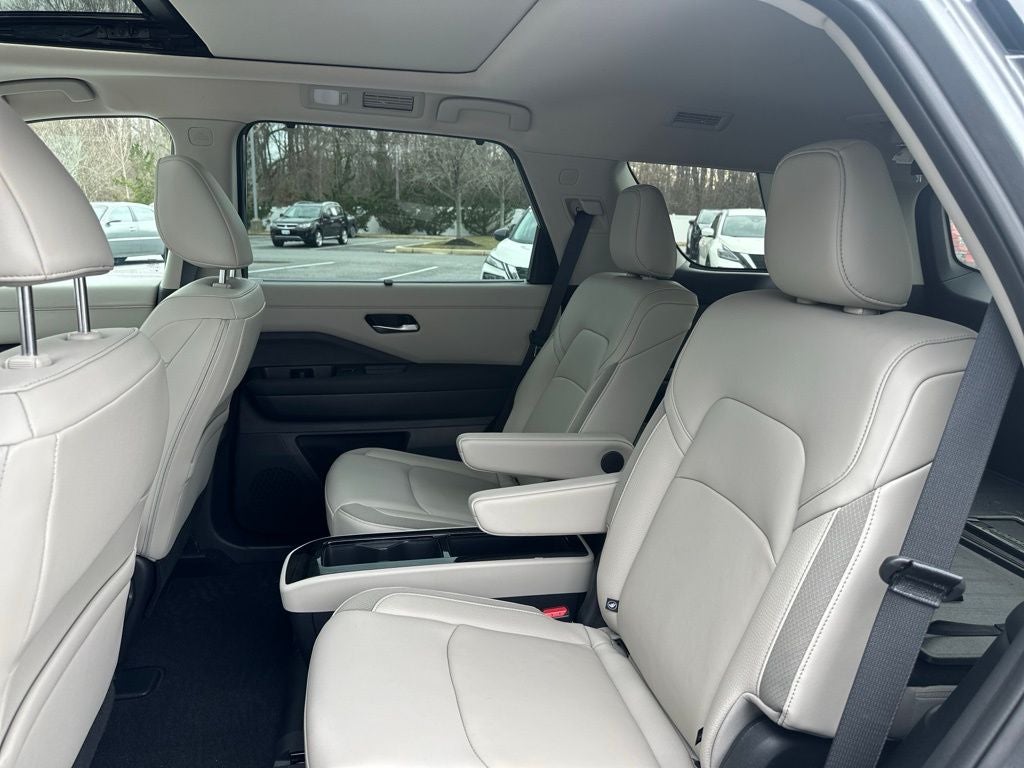 2025 Nissan Pathfinder SL