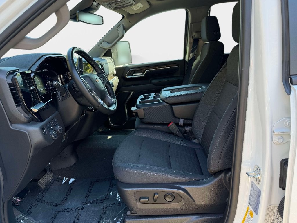2025 Chevrolet Silverado 3500HD 4WD Crew Cab Long Bed LT